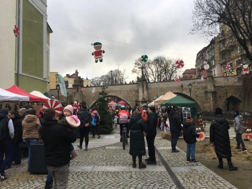 Spole�n� p�es hranice generac�